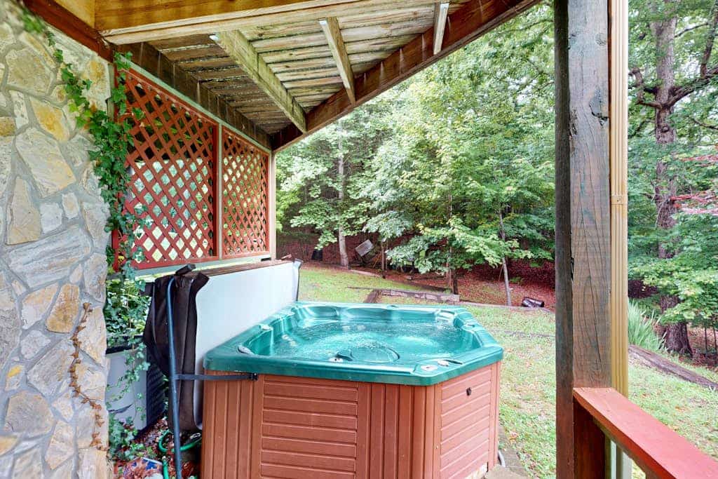 Dog-friendly cabin w/ private hot tub, mountain views, two fireplaces, ping-pong