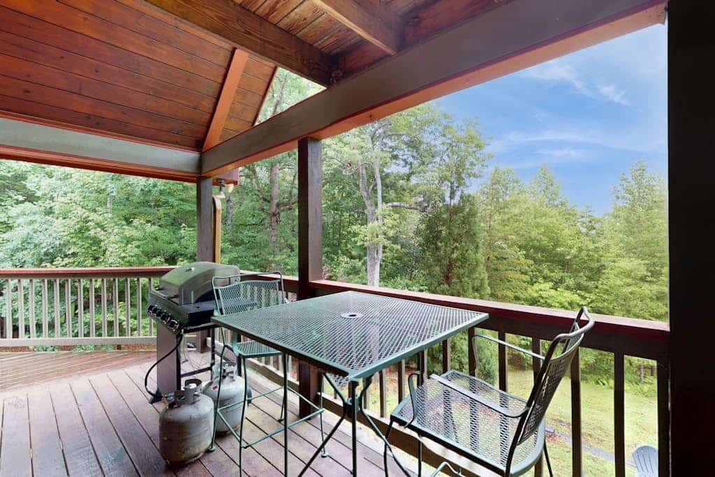 Dog-friendly cabin w/ private hot tub, mountain views, two fireplaces, ping-pong