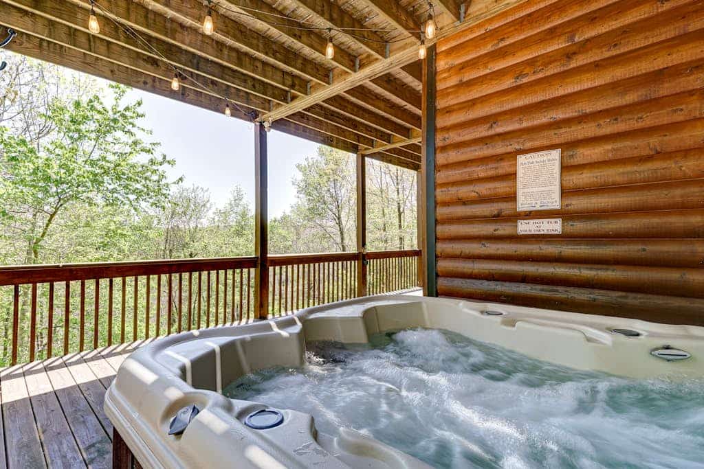 Beautiful dog-friendly, mountainside cabin w/ private hot tub, and pool table
