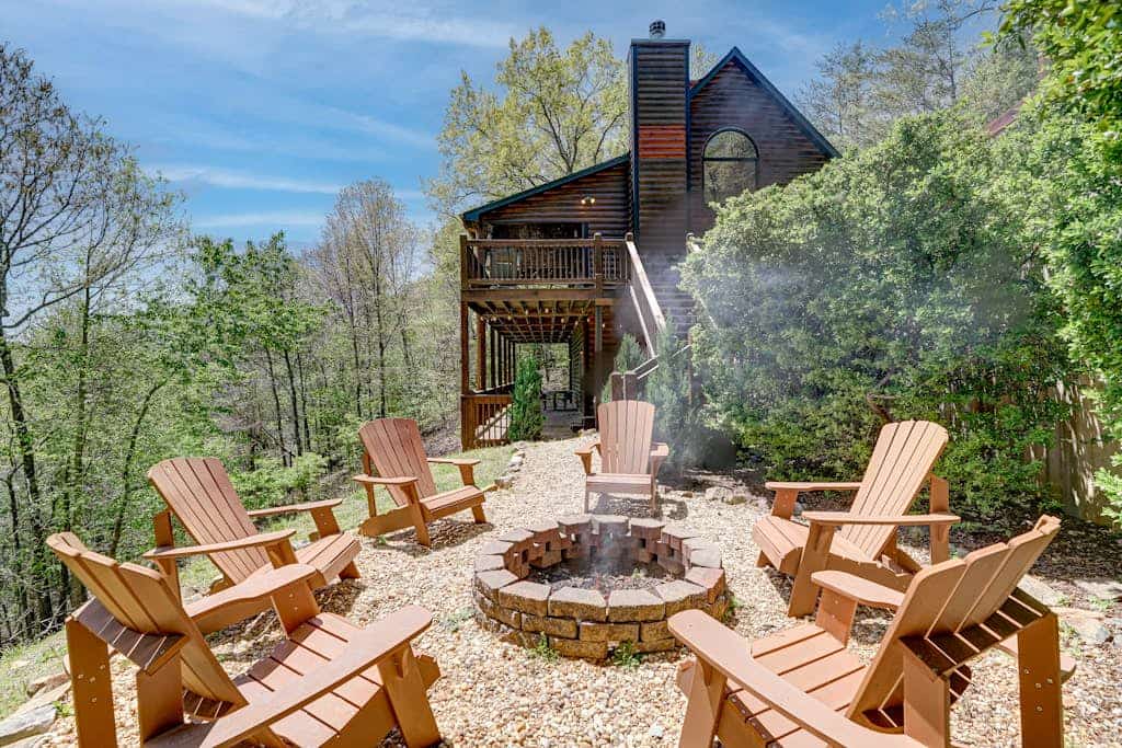 Beautiful dog-friendly, mountainside cabin w/ private hot tub, and pool table