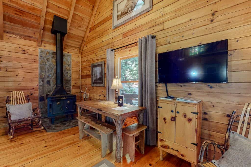 Dog-friendly waterfront cabin with a firepit & porch swing