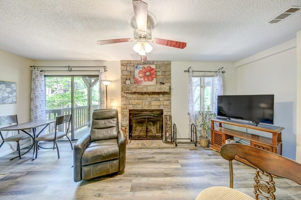 Dog-friendly waterfront condo with full kitchen, furnished deck and river views