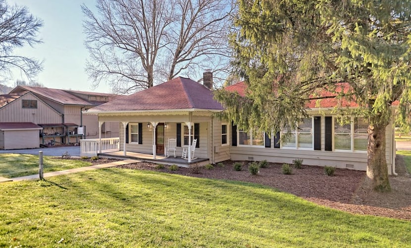 Six bedroom/six full bath combo with flatscreen TVs & spacious lawn - in town walk to shops & dining