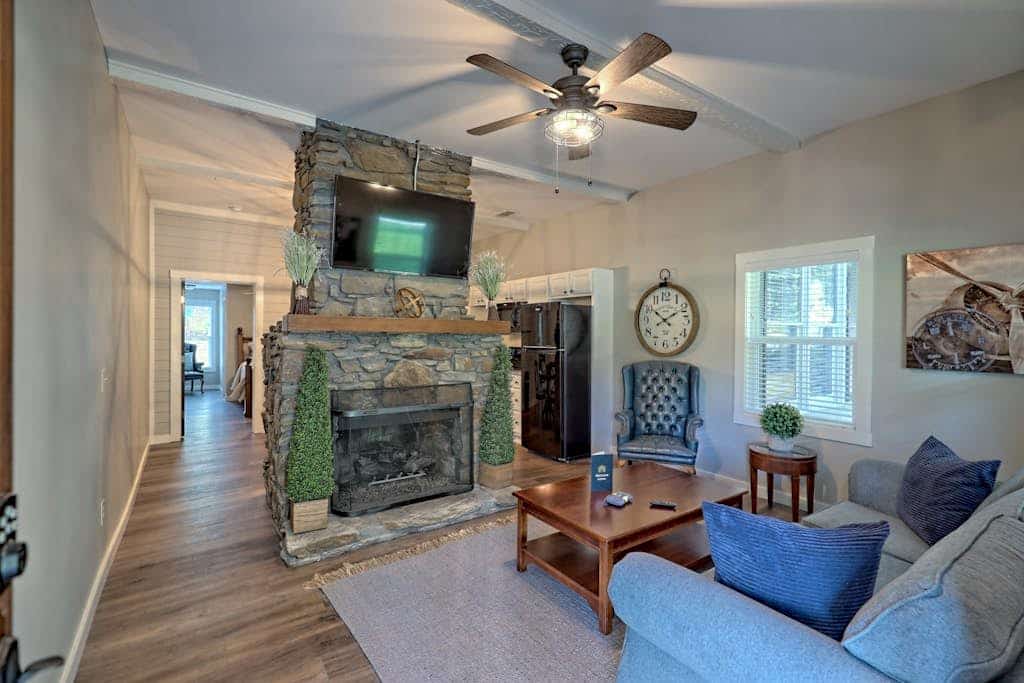 Six bedroom/six full bath combo with flatscreen TVs & spacious lawn - in town walk to shops & dining