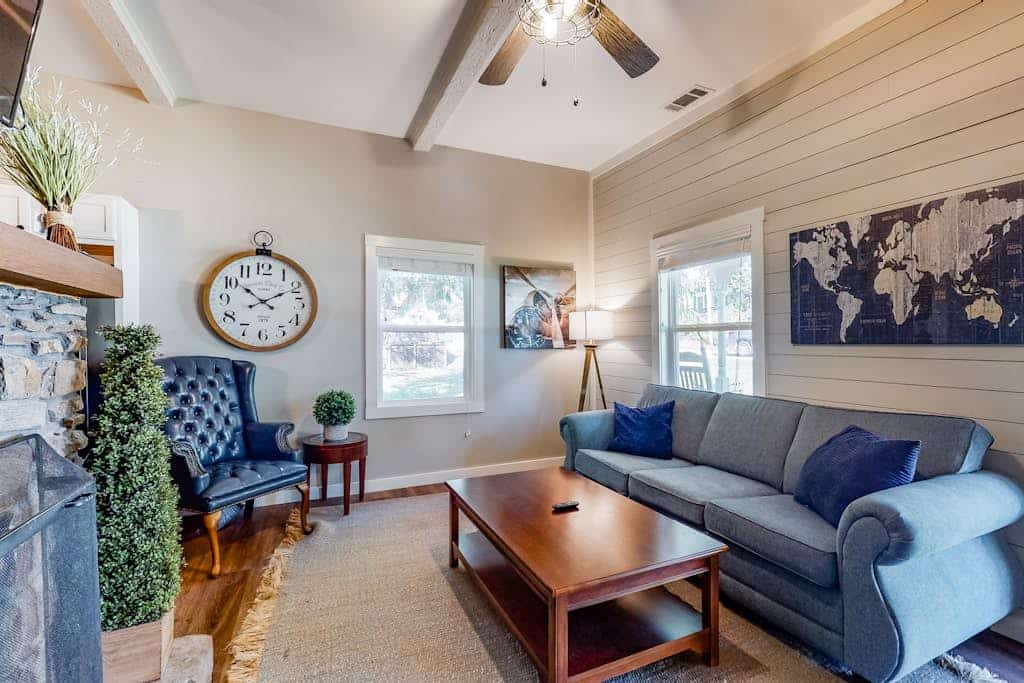 Downtown en suite with TV and shared lawn - walk to shops, dining and attractions