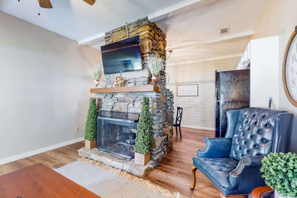 Downtown en suite with TV and shared lawn - walk to shops, dining and attractions