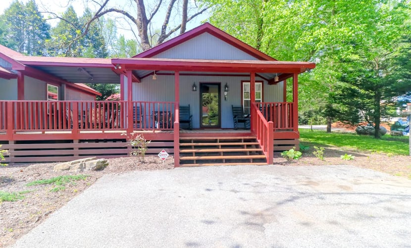 Cozy cottage with central AC, grill, fireplace, washer/dryer, & WiFi