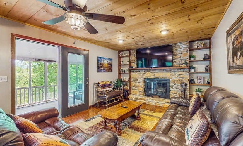 5 bed/2.5 bath Downtown Helen - private hot tub, dog-friendly & great views