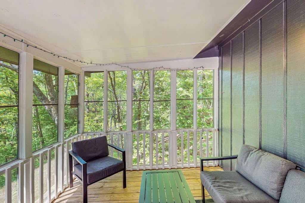 5 bed/2.5 bath Downtown Helen - private hot tub, dog-friendly & great views
