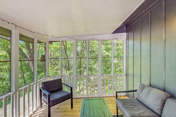 5 bed/2.5 bath Downtown Helen - private hot tub, dog-friendly & great views