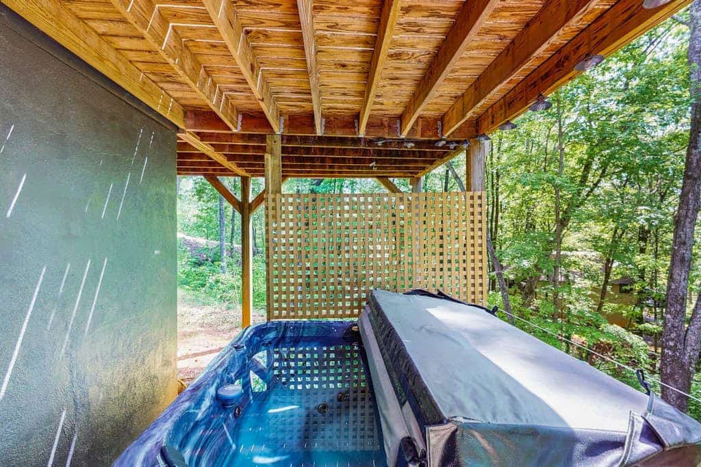 5 bed/2.5 bath Downtown Helen - private hot tub, dog-friendly & great views