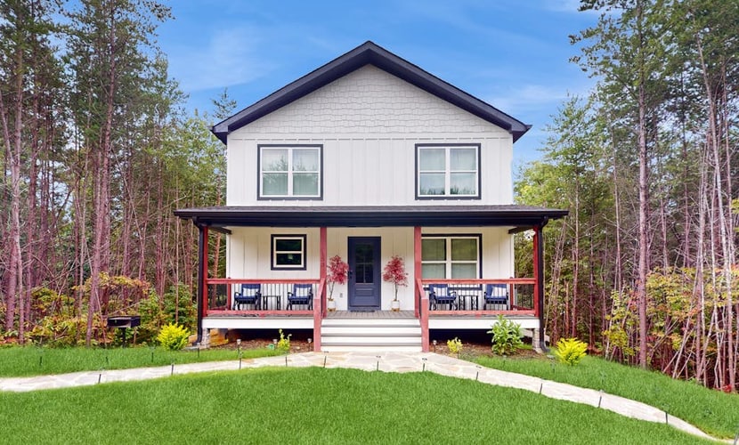 Spacious cottage with private hot tub, wifi + mountain views
