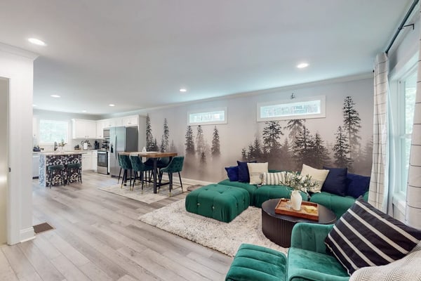 Spacious cottage with private hot tub, wifi + mountain views