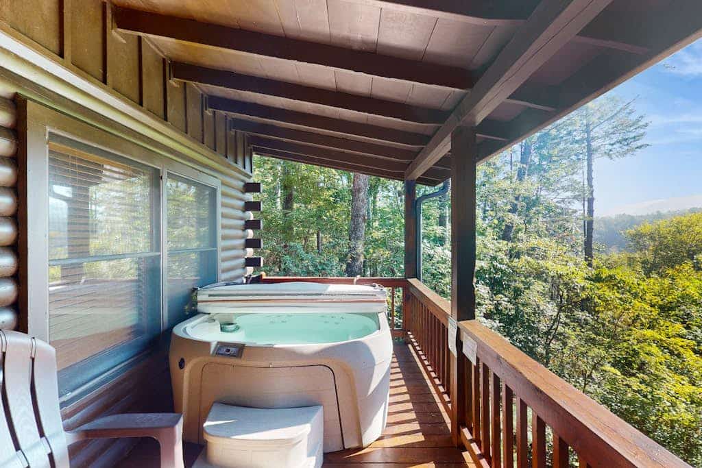 Modern cabin w/ wifi, hot tub + gorgeous mountain views