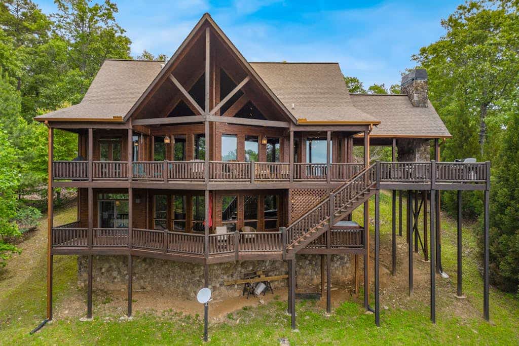 Mtn-view 2-story cabin with fireplaces, hot tub, foosball, grill, decks, wet bar