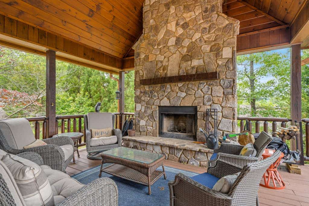 Mtn-view 2-story cabin with fireplaces, hot tub, foosball, grill, decks, wet bar