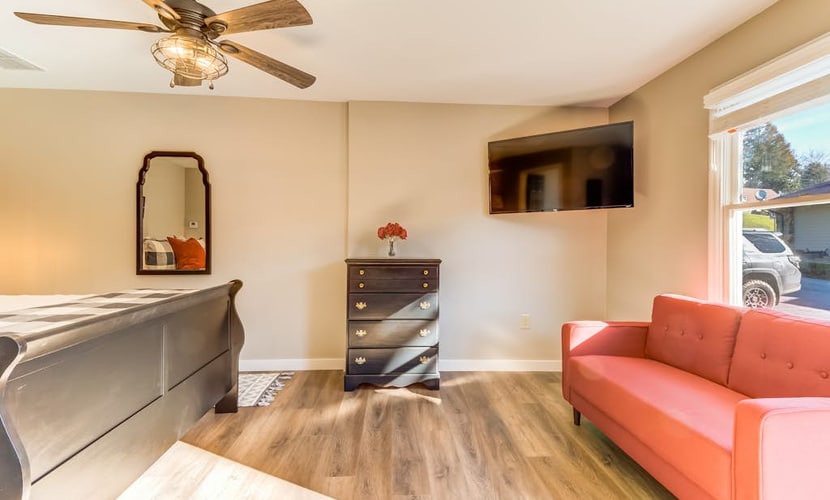 Spacious studio in the heart of Helen with flatscreen TV and free WiFi