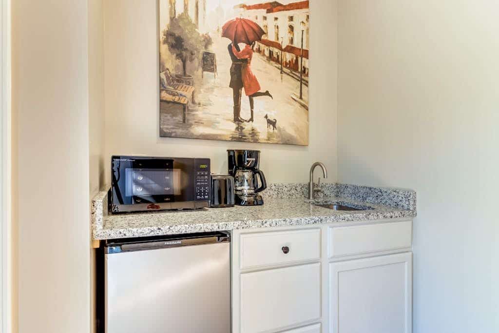 Spacious studio in the heart of Helen with flatscreen TV and free WiFi