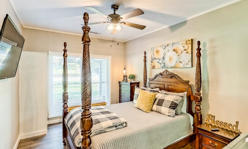 Live like a local - Downtown Helen with WiFi & central ac - walk to attractions