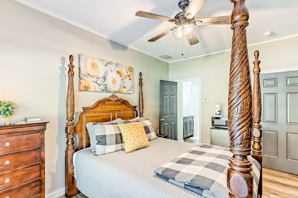 Live like a local - Downtown Helen with WiFi & central ac - walk to attractions