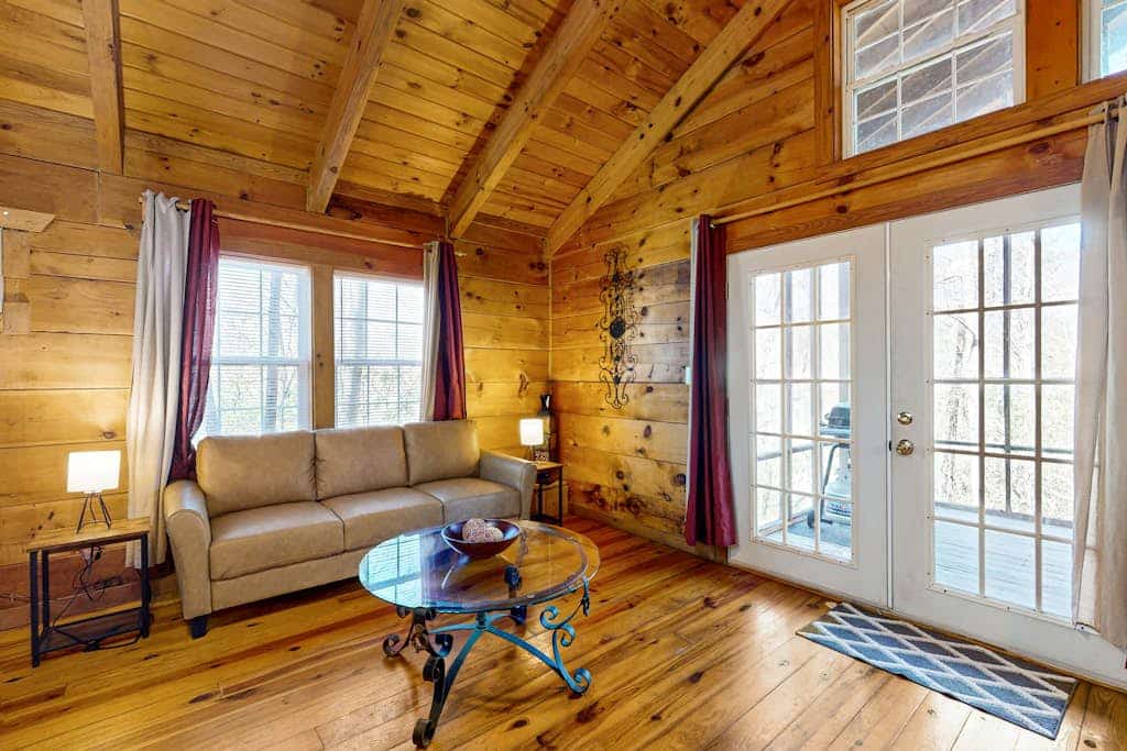 Dog-friendly mountain cottage w/ hot tub, bedside Jacuzzi, and more