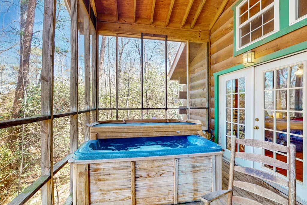 Dog-friendly mountain cottage w/ hot tub, bedside Jacuzzi, and more