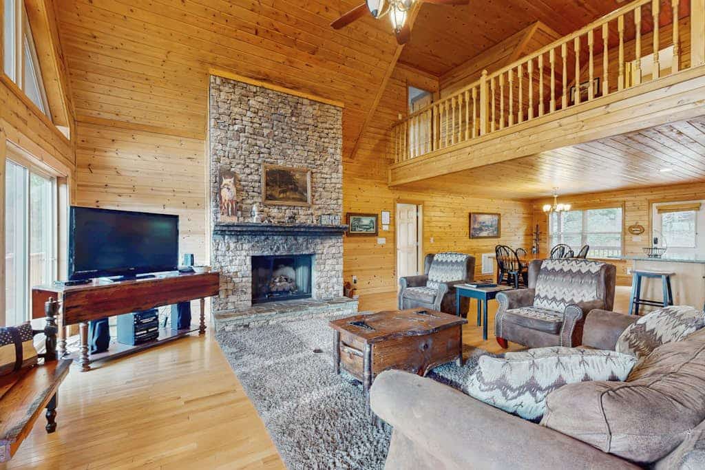 Stunning mountain cabin w/ free WiFi/ gameroom/ gas fireplace
