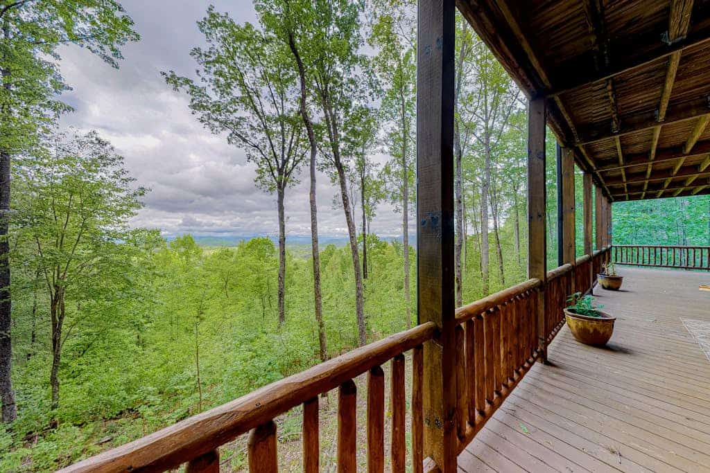 Snowbird-Friendly Lodge w/Scenic Deck, Game Room, Hot Tub, High-Speed WiFi