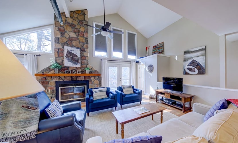 Lakefront gem with deck, grill, boathouse/dock, fireplace, central AC, &WiFi