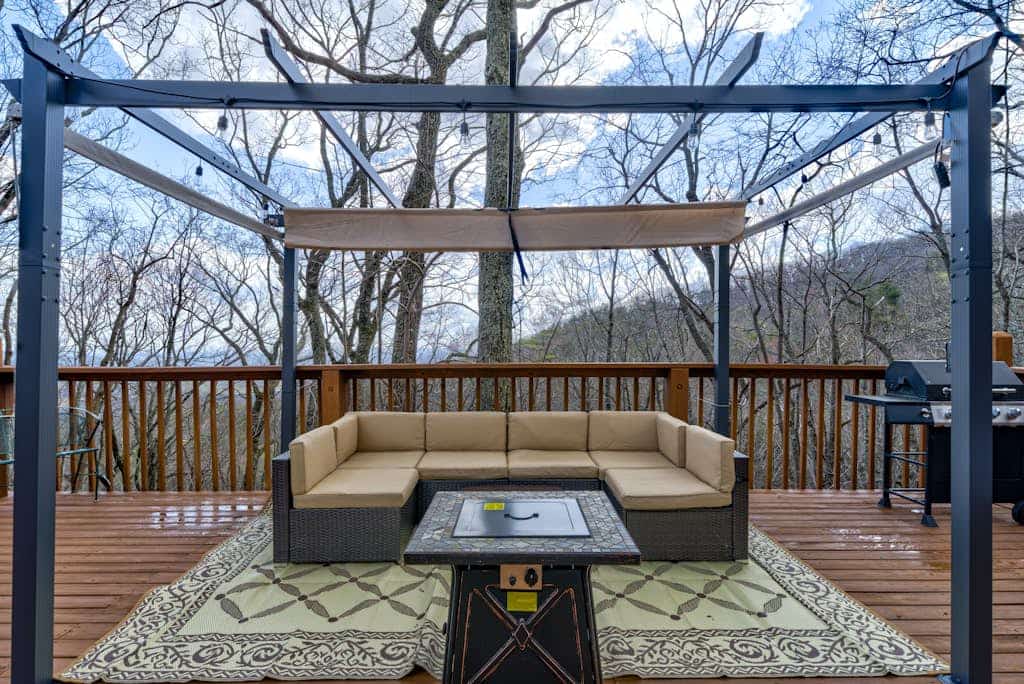 Countryside A-frame with alfresco deck, and amazing views.