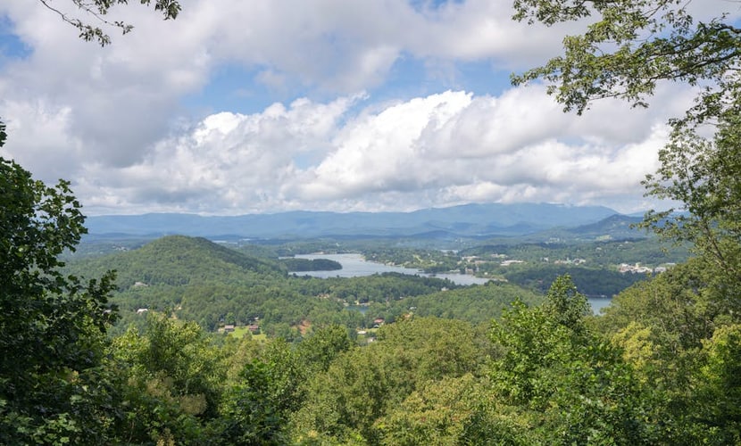 3-story mountain-view cabin with decks, fireplace, grill, washer/dryer, AC