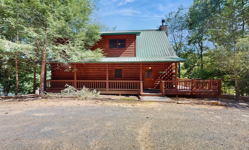 Beautiful Waterfront cottage w/ bar, and river-side deck.