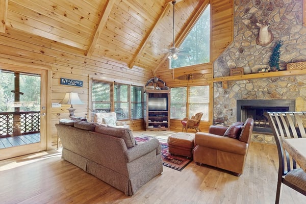 Beautiful Waterfront cottage w/ bar, and river-side deck.