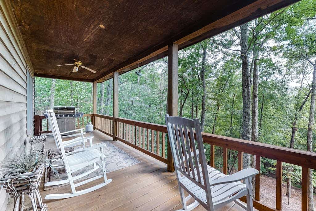 Amazing cabin with woodland views, private hot tub, air hockey & fireplace