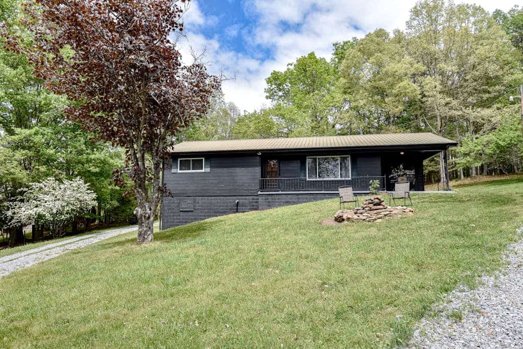 Cozy home, near Toccoa River, fishing/tubing with a washer/dryer-Dogs ok