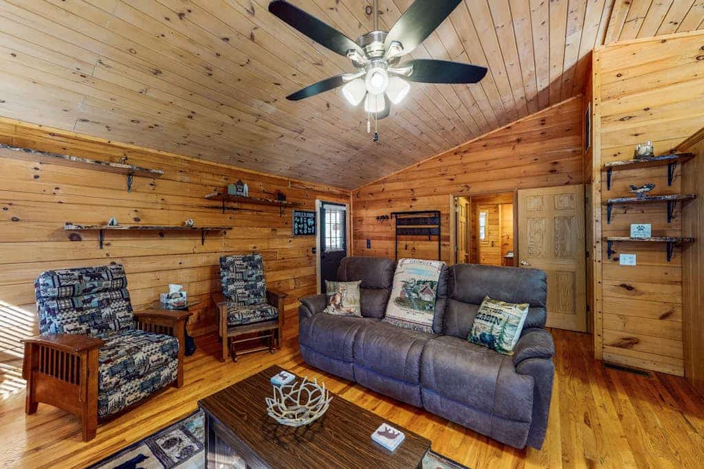 mountain cabin with deck, sunroom, grill, fireplace, arcade, & wifi - dogs ok