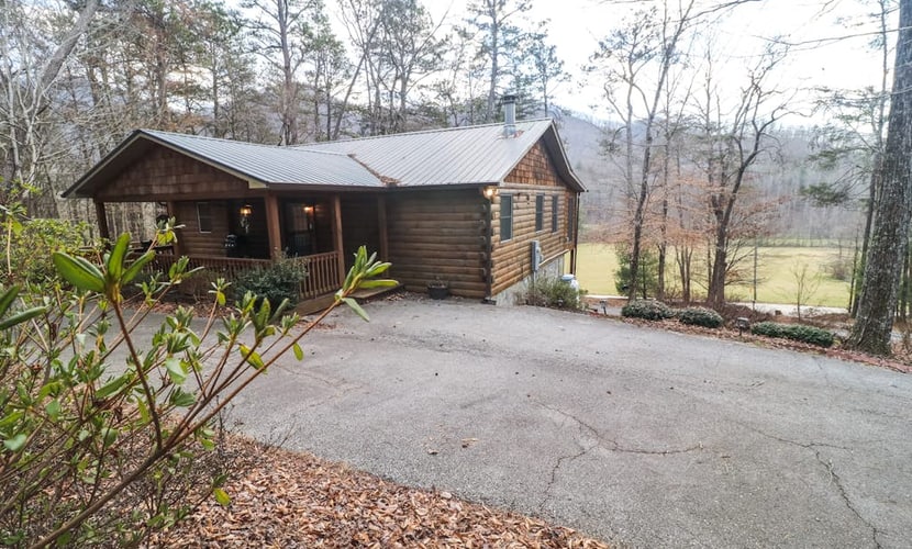 mountain cabin with deck, sunroom, grill, fireplace, arcade, & wifi - dogs ok