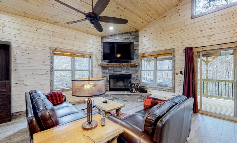 Dog-friendly cabin with private hot tub, WiFi, pool table, and wood fireplace