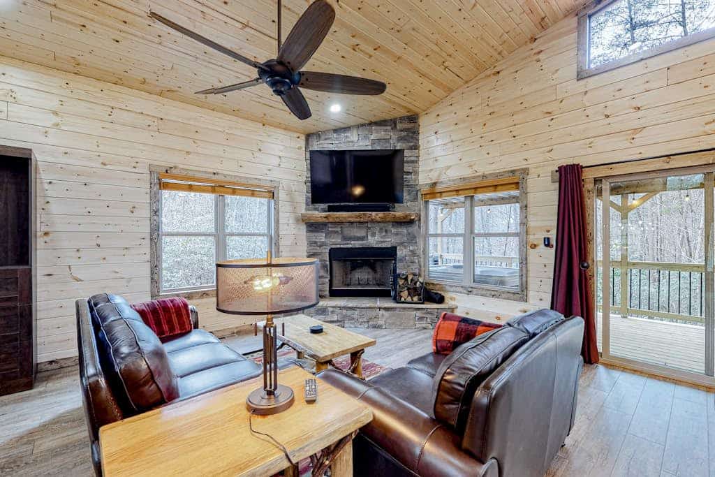 Dog-friendly home with a private hot tub, WiFi, pool table, fireplace, & A/C