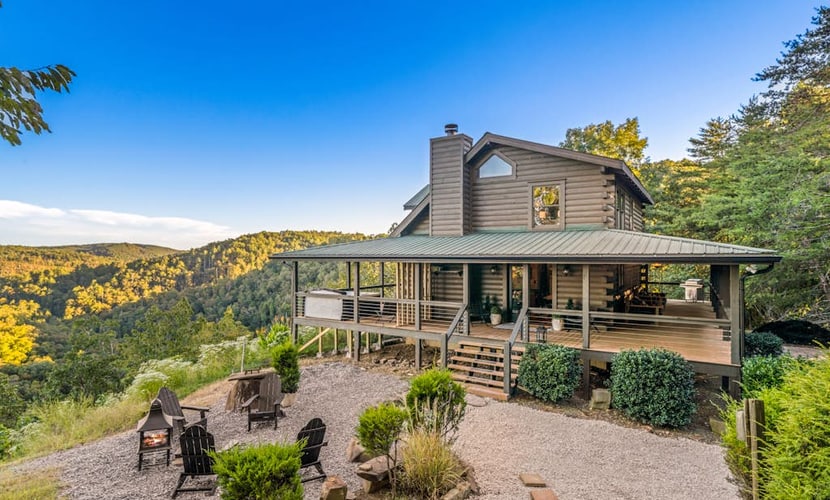 Long-range mountain views, wraparound deck, stunning decor, hot tub, star gazing