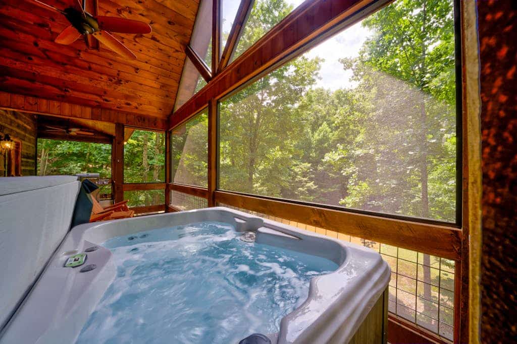 Modern cabin with private hot tub, screened deck, gas fireplace, & central AC