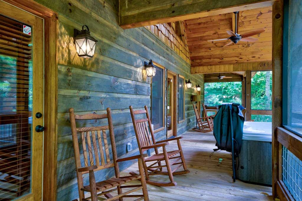 Modern cabin with private hot tub, screened deck, gas fireplace, & central AC