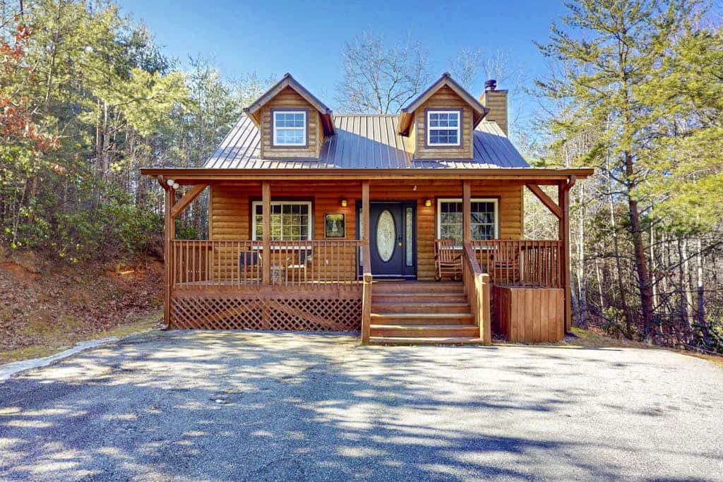 Cozy cabin with hot tub, screened porch, firepit & serene wooded seclusion