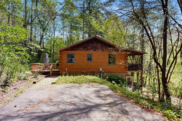 Charming Mountain Cabin with Screened Porches & Cozy Fireplace