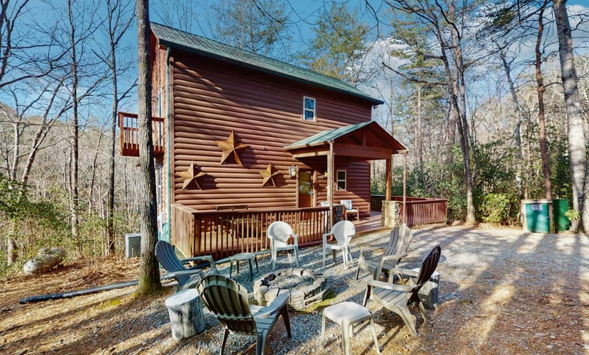 Cozy cabin with wifi, outdoor hot tub, and fire pit