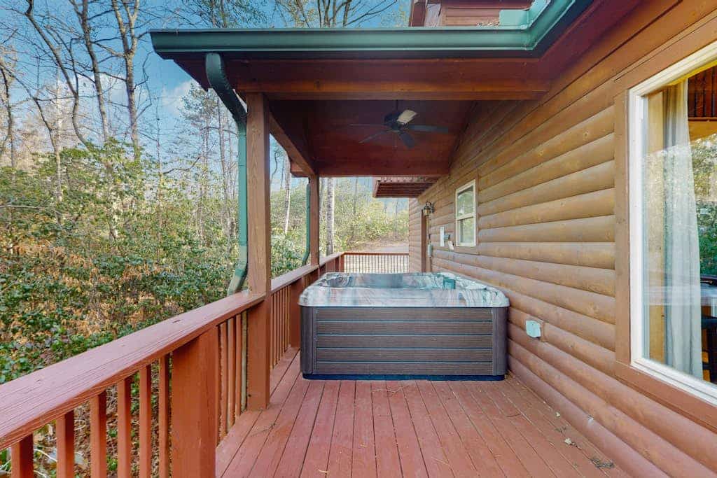 Cozy cabin with wifi, outdoor hot tub, and fire pit