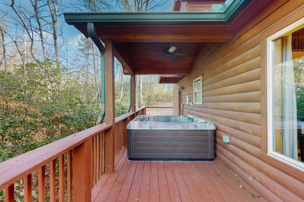 Cozy cabin with wifi, outdoor hot tub, and fire pit