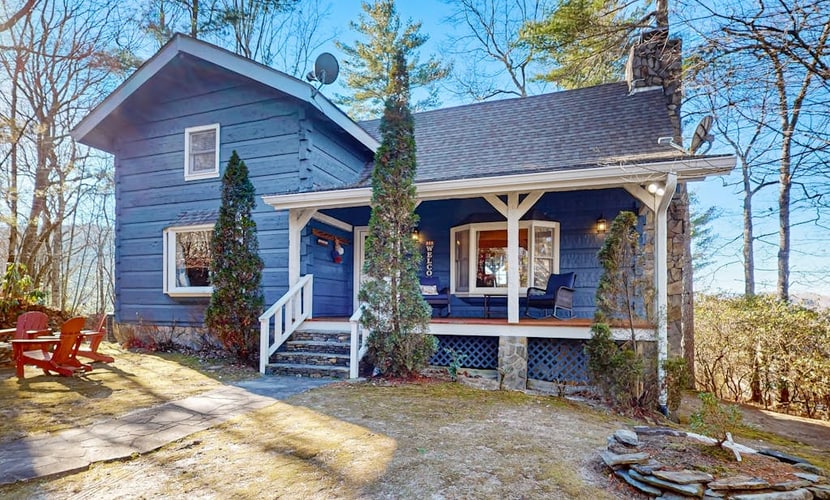 Peaceful retreat with stunning mountain views and modern amenities