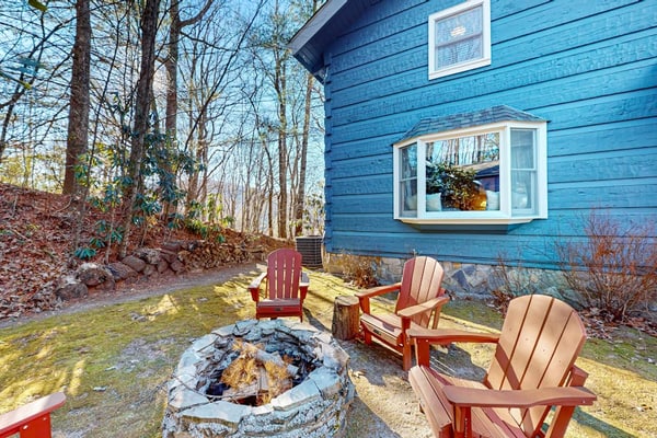 Peaceful retreat with stunning mountain views and modern amenities