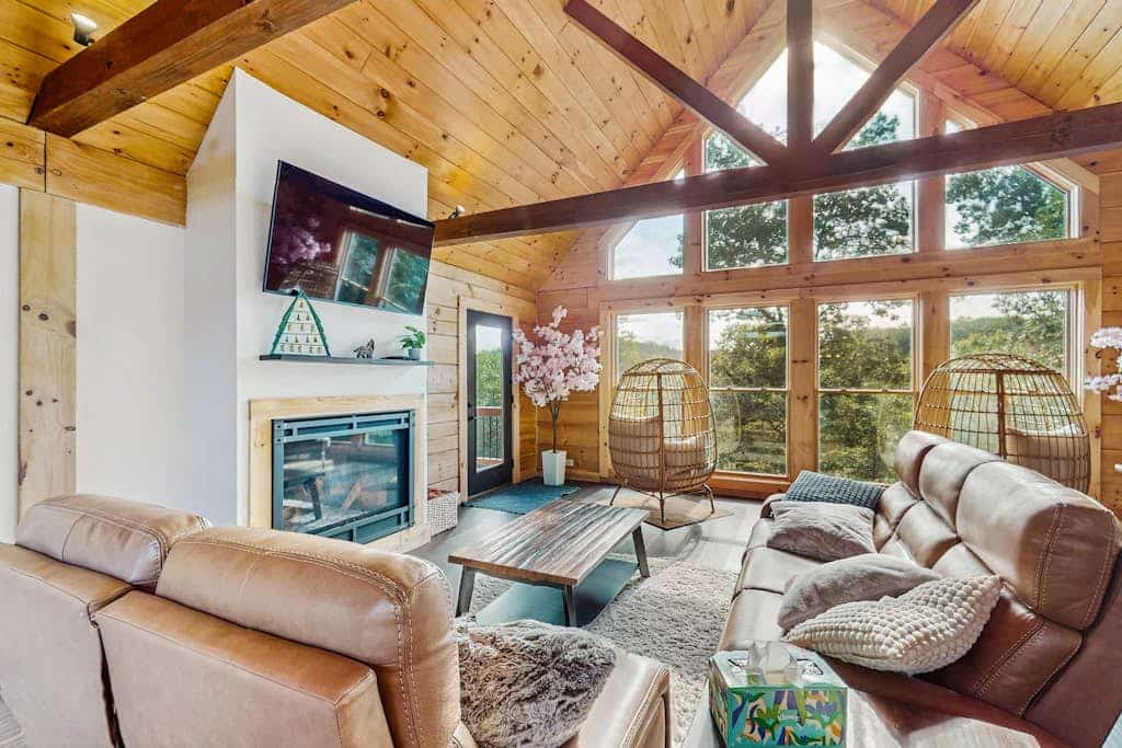Cozy mountain cabin with EV charger, game room & forest views
